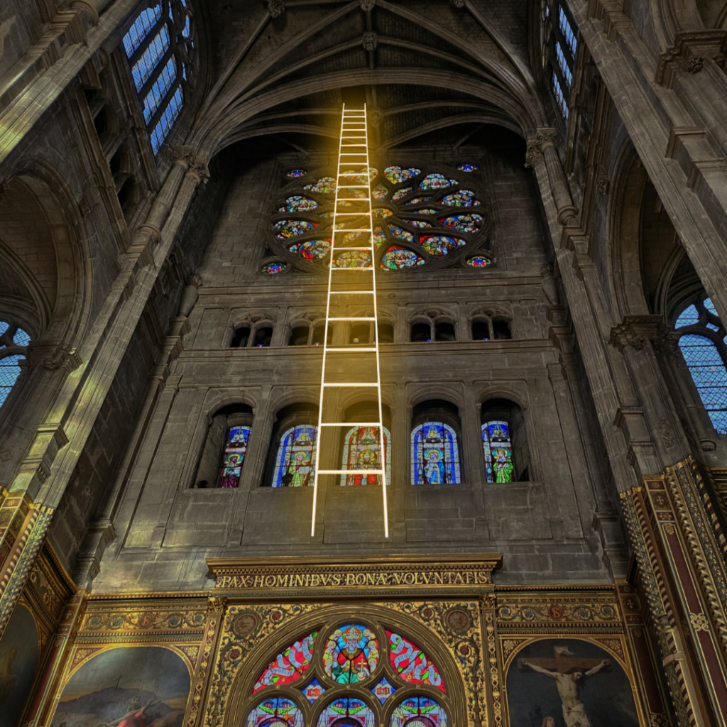 L'installation « Échelle céleste - Échelle de la paix » à l'église Saint-Eustache à Paris