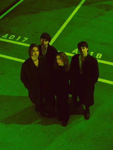 Wallners_Album_Pressphoto 3_cred Tim Cavadini_2024_klein